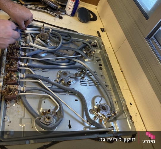 תיקון כיריים גז עם כלים וחלקים חשופים